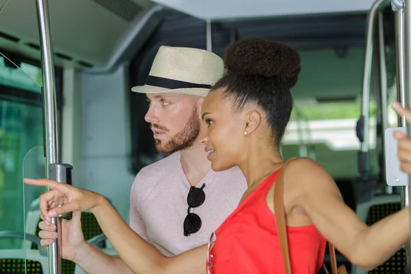 Fidanzata All Interno Del Bus Che Indica — Foto Stock