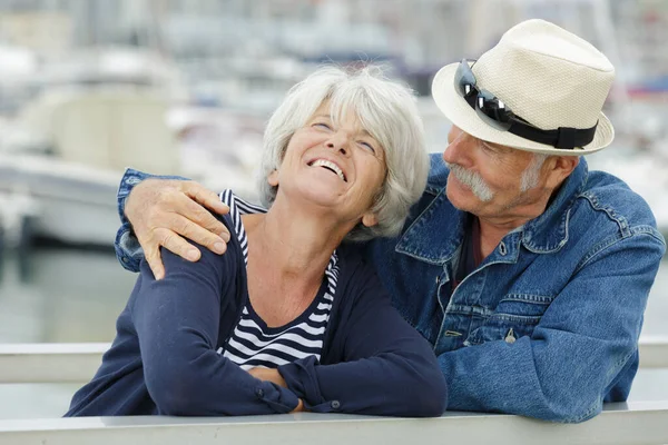 Anziani Coppia Avendo Divertimento All Aperto — Foto Stock