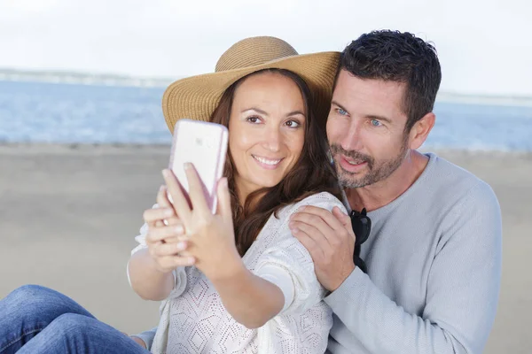 Para Robi Selfie Plaży — Zdjęcie stockowe