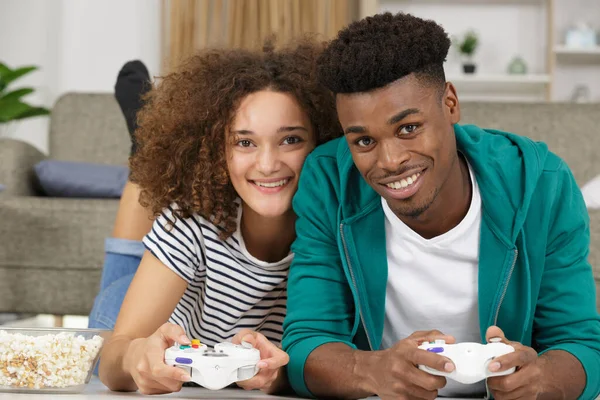 Junges Paar Spielt Videospiele — Stockfoto