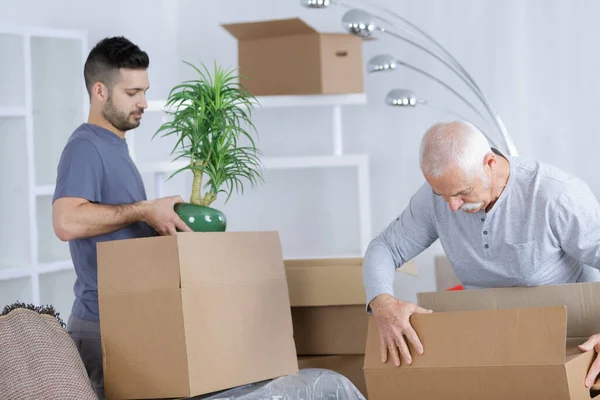 Retrato Hombres Desempacando Cajas — Foto de Stock