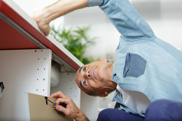 Senior Man Montera Kök Skåp — Stockfoto