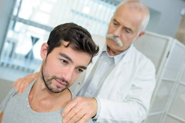 Physiotherapeut Macht Schultermassage Für Seine Patientin — Stockfoto