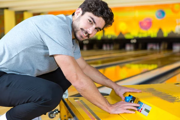 Bowling Empregado Manipulando Máquina Para Limpar Ruelas — Fotografia de Stock