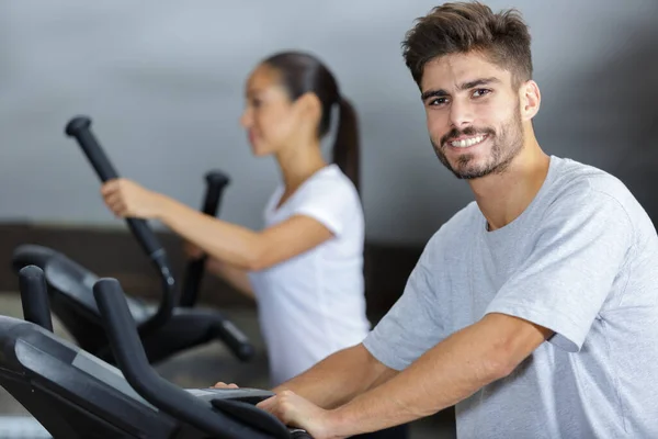 Mensen Die Een Loopband Lopen Een Fitnessclub — Stockfoto