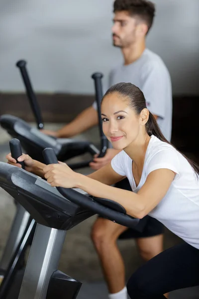 Mulher Sorridente Trabalhando Fora Exercitador — Fotografia de Stock