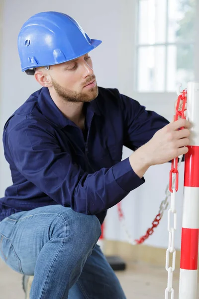 Jovem Construtor Masculino Concentrado — Fotografia de Stock