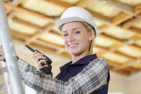 Costruttore Femminile Parlando Walkie Talkie — Foto Stock