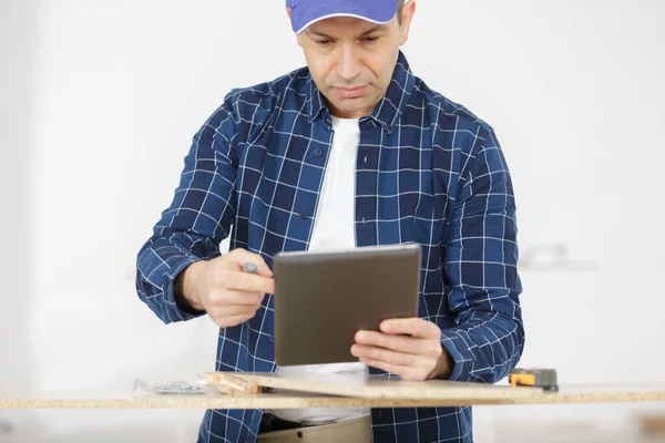 Visão Lateral Homem Casual Com Tablet Trabalhando Com Tablet — Fotografia de Stock