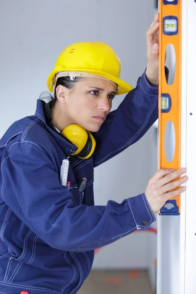 Mulher Sorridente Construtor Hardhat Fazendo Medidas Com Ferramenta Nível — Fotografia de Stock