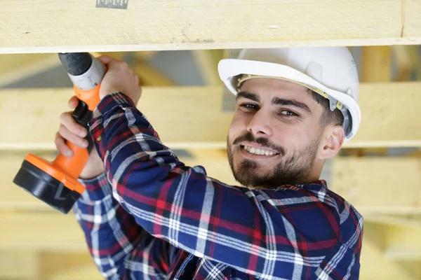 Gelukkig Man Boren Gat Hout — Stockfoto