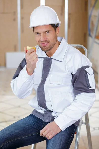 Trabalhador Construção Masculino Comer Maçã — Fotografia de Stock