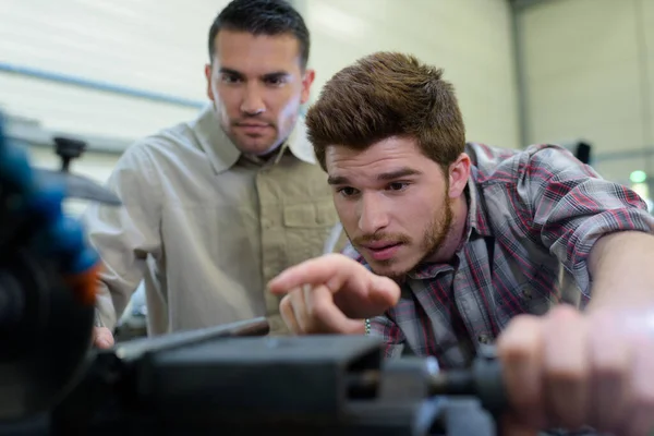 Jeune Travailleur Attirant Attention Des Superviseurs Sur Les Machines — Photo