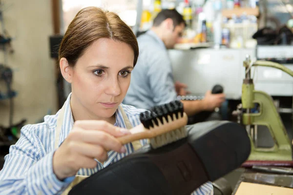 Vrouw Schoonmaken Schoenen Met Een Borstel — Stockfoto