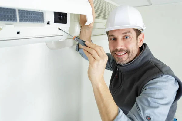 Técnico Mantenimiento Que Fija Máquina Del Aire Acondicionado — Foto de Stock