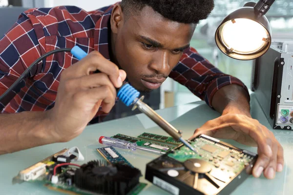 Close Man Solder Chip Workshop — Stock Photo, Image