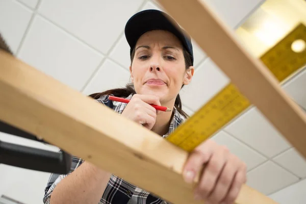 Kvinna Överväger Sitt Snickeri Projekt — Stockfoto