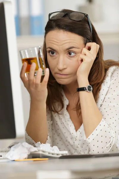 Mujer Mirando Vaso Whisky Mientras Trabaja —  Fotos de Stock