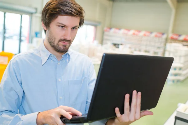 Een Man Werkt Laptop Winkel — Stockfoto