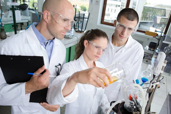 Wetenschapper Kijkt Door Een Microscoop Een Laboratorium — Stockfoto