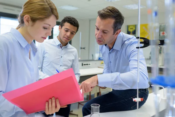 Tres Personas Discusión Laboratorio Ciencias — Foto de Stock