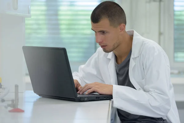 Homme Étudiant Travaillant Laboratoire Chimique Sur Expérience — Photo