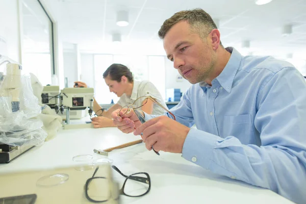 Muž Laboratoři Opravuje Brýle Pro Vidění — Stock fotografie