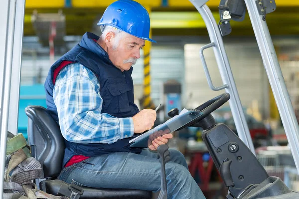 Trabajador Senior Que Conduce Carretilla Elevadora —  Fotos de Stock