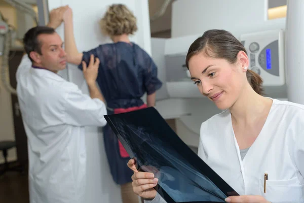 Patiënt Doet Röntgenonderzoek Terwijl Hij Staat — Stockfoto