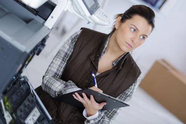 Tekniker Der Arbejder Med Fotokopimaskine - Stock-foto