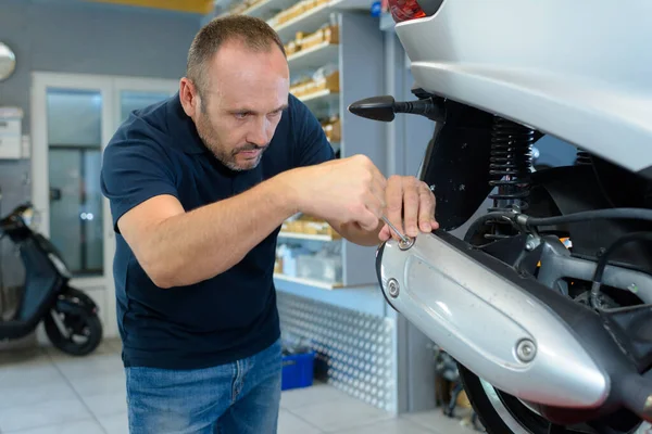 Man Fastställande Motorcykel Garage — Stockfoto