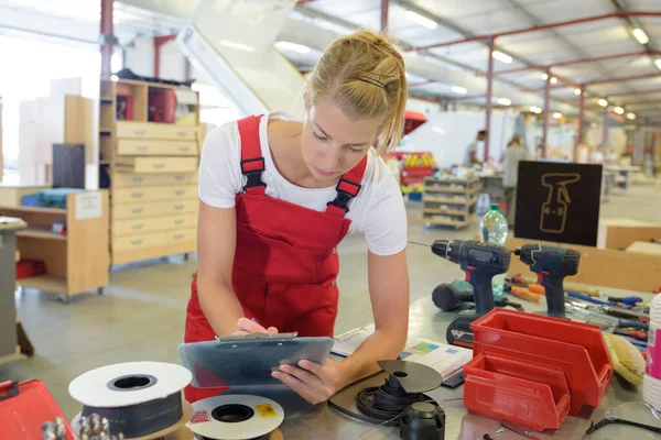 Mujer Tomando Notas Taller Producción —  Fotos de Stock