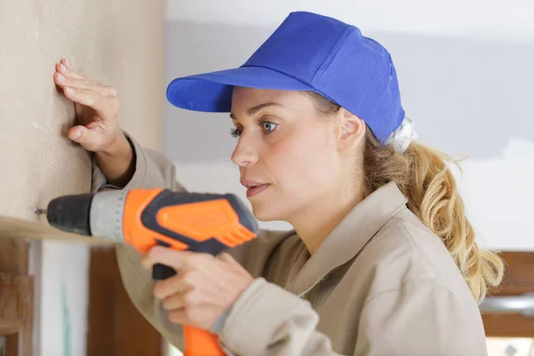 Jonge Vrouw Met Gereedschapsriem Met Behulp Van Boor Reparatie Renovatie — Stockfoto