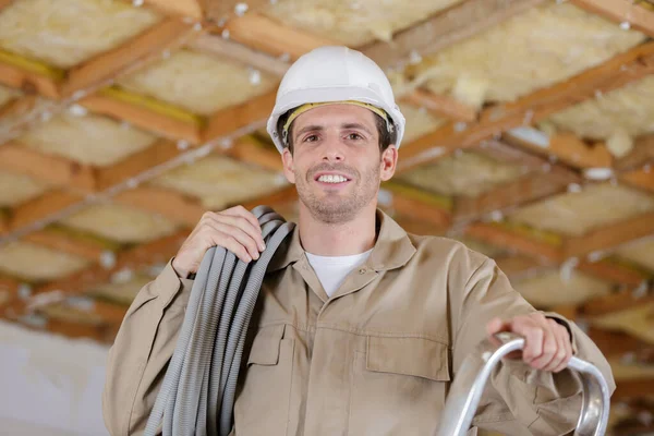 Glad Manlig Byggare Gör Elektriska Reparationer — Stockfoto