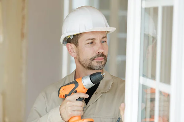 Uma Janela Perfuração Homem Construtor — Fotografia de Stock