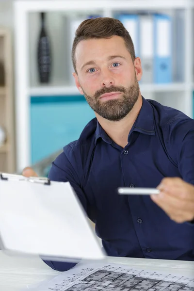 Sonriente Hombre Arquitecto Pidiendo Firma —  Fotos de Stock