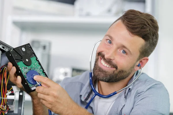 Man Gebruikt Een Stetheoscoop Een Repareren — Stockfoto