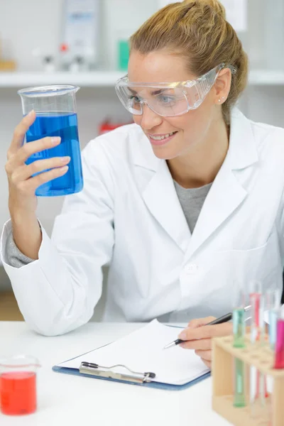 Female Worker Liquids Lab — Stock Photo, Image