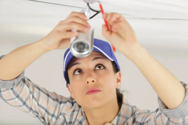 Una Mujer Instalador Cctv — Foto de Stock