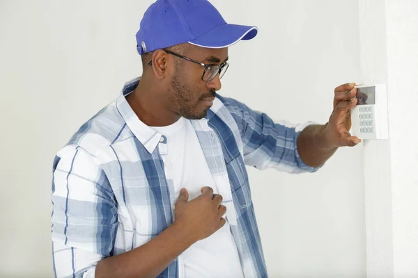 Männer Regulieren Temperatur Bedienpult — Stockfoto