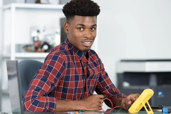 Técnico Masculino Usando Voltímetro — Foto de Stock