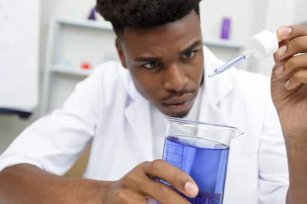 Male Lab Assistant Studying Blood Sample Analysis — Stock Photo, Image