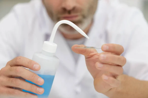 Investigador Masculino Sosteniendo Tubo Ensayo Con Líquido Laboratorio — Foto de Stock