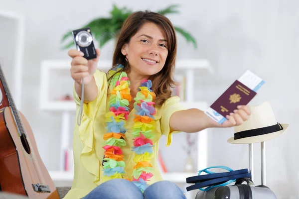 Mujer Con Pasaporte Casa —  Fotos de Stock