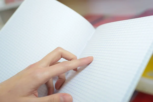 Livro Vazio Aberto Com Mão — Fotografia de Stock