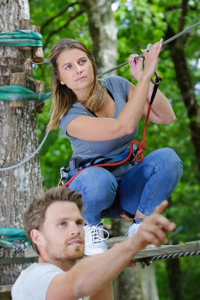 Uomo Arrampicata Nel Parco Corda — Foto Stock