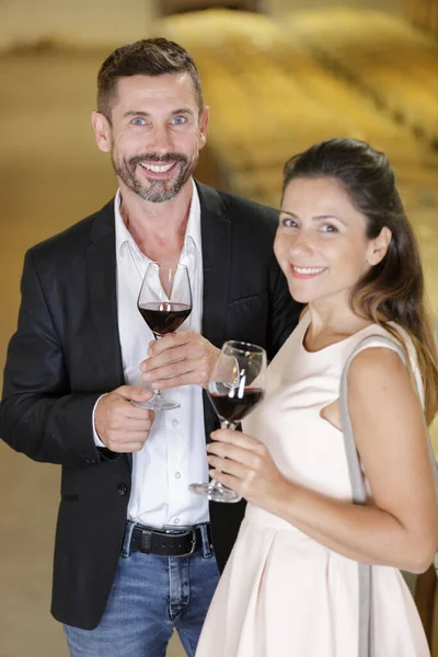 Retrato Pareja Elegante Sosteniendo Vaso Sótano — Foto de Stock