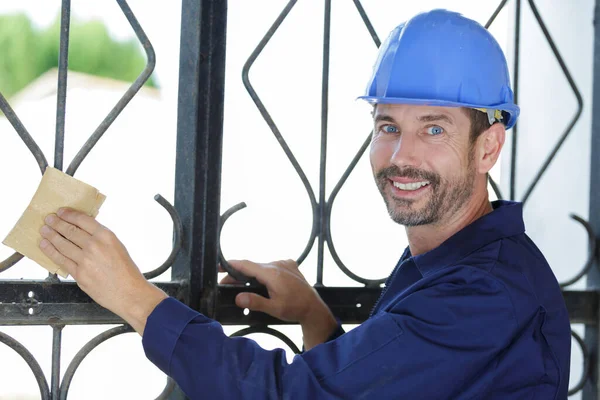 Werknemer Schuren Een Metalen Hek Stockfoto