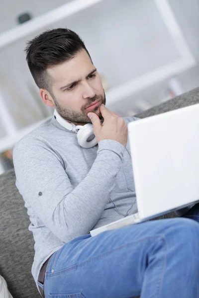 Uomo Con Auricolare Utilizzando Computer Portatile — Foto Stock