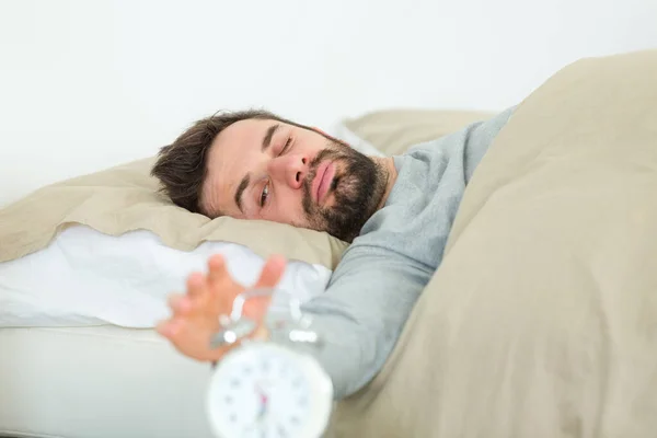 Hand Schakelt Wekker Uit Morgens Wakker Worden — Stockfoto